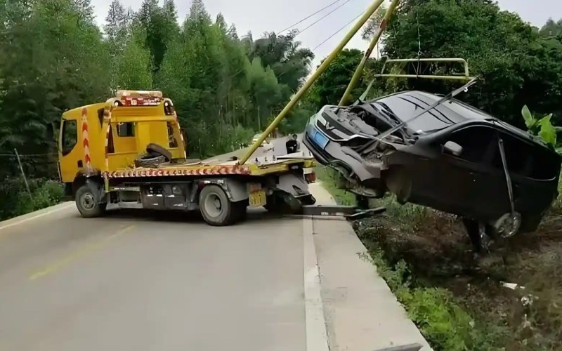事故车现场拖离·落沟陷坑车辆拖拽